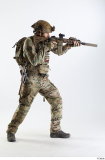 Photos Frankie Perry Army USA Recon - Poses shooting from…